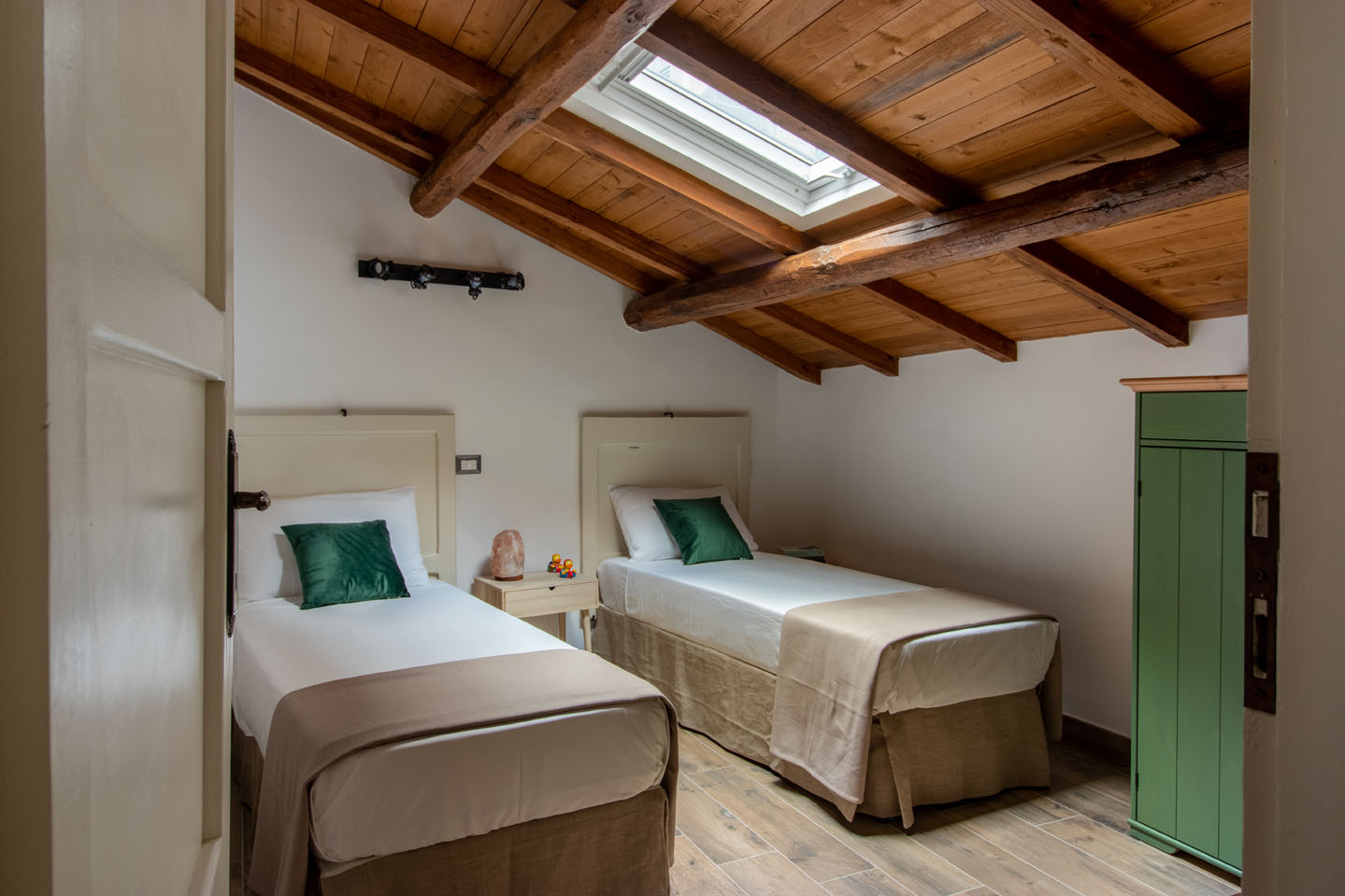 Bed & box gallery image